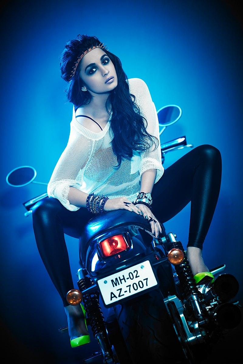 Bollywood Beautiful Actress Alia Bhatt Biography LiveTV.pk ...