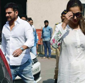 malaika-arora-and-arbaaz-khan-walk-out-of-the-family-court-in-twinning-outfits-201611-845352